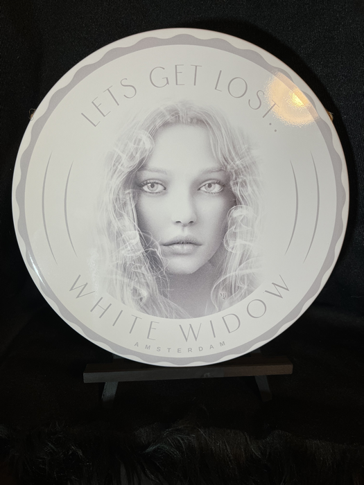 White Widow Pinup 30 cm x 30 cm Round Aluminum Sign